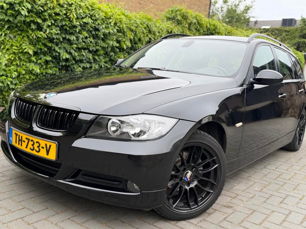 BMW 3-Serie 2.0 318 I Touring +CarPlay, Auto's, BMW, Achterwielaandrijving, Zwart, Handgeschakeld, Particulier