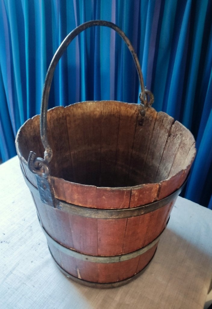 Antieke houten (melk) emmer met metalen hengsel, Ophalen