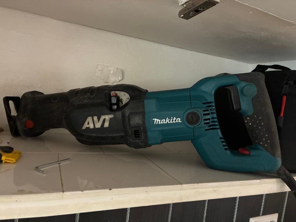 Makita AVT Reciprozaag - Krachtige Zaagmachine, 70 mm of meer, Ophalen of Verzenden, Zo goed als nieuw, Reciprozaag