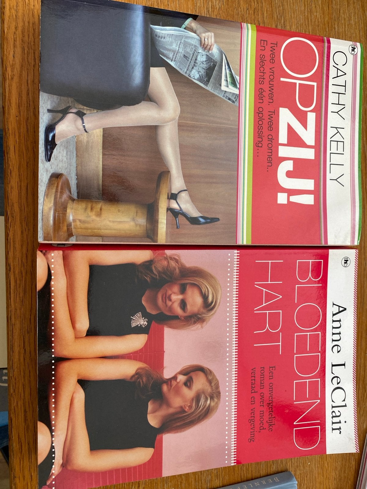 2 romans: Cathy Kelly - Opzij! & Anne LeClair - Bloedend Har, Ophalen of Verzenden, Zo goed als nieuw