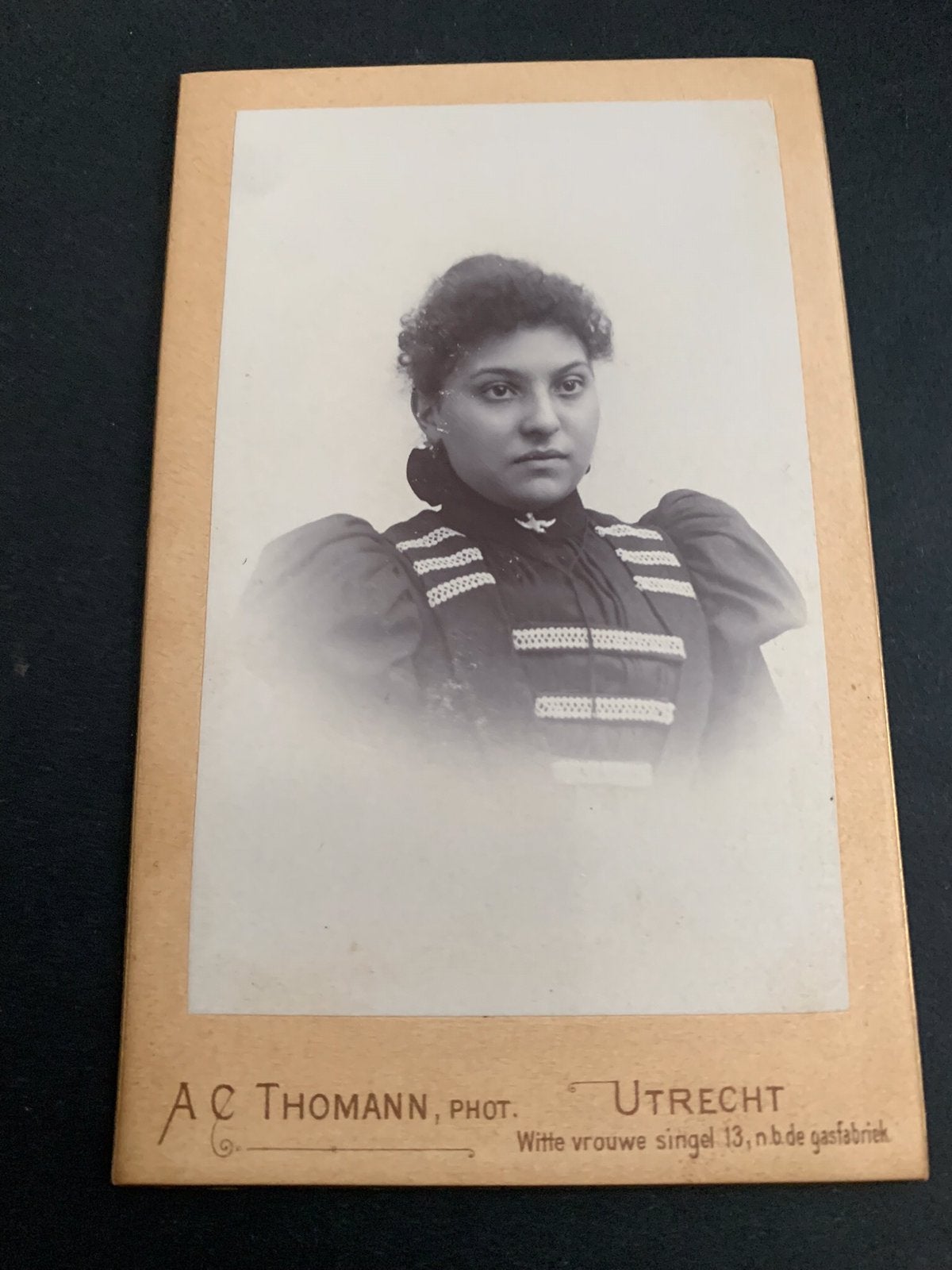 cdv carte de visite jongedame Utrecht A C Thomann, Verzamelen, Foto's en Prenten, Verzenden, Voor 1940, Zo goed als nieuw, Foto