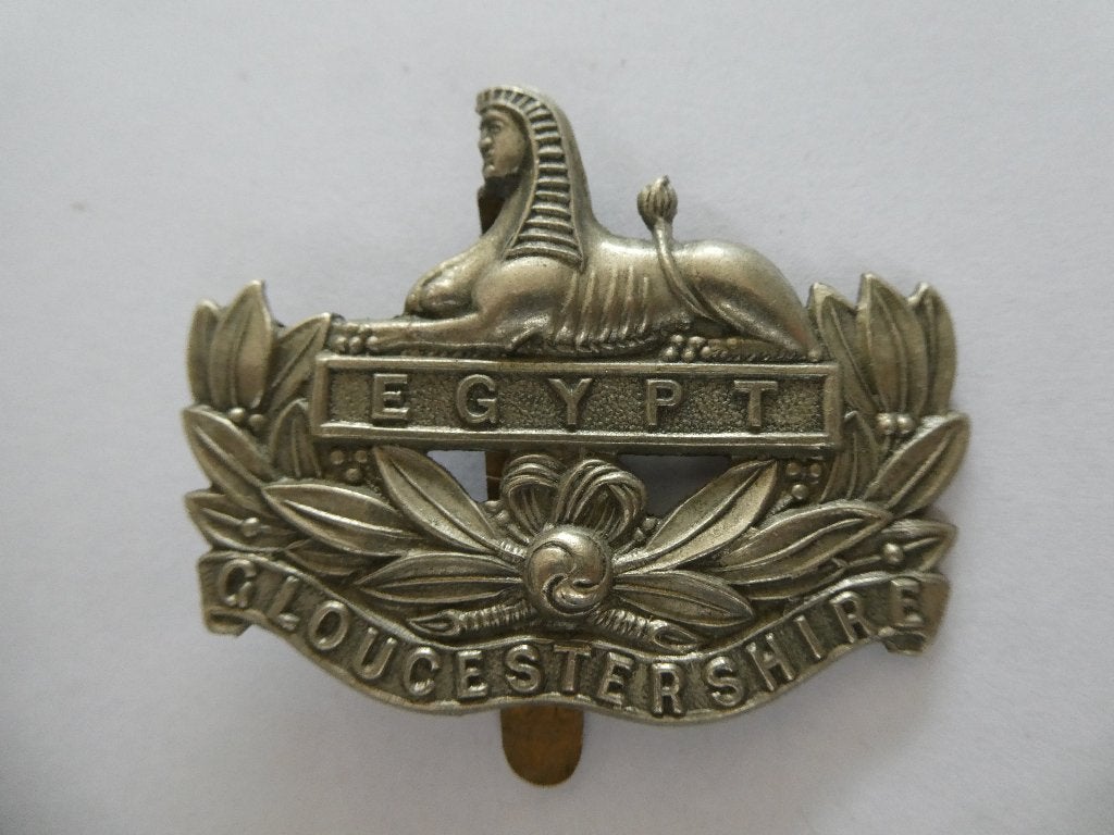 Cap badge Gloucestershire Regiment, Ophalen of Verzenden, Landmacht, Engeland, Embleem of Badge