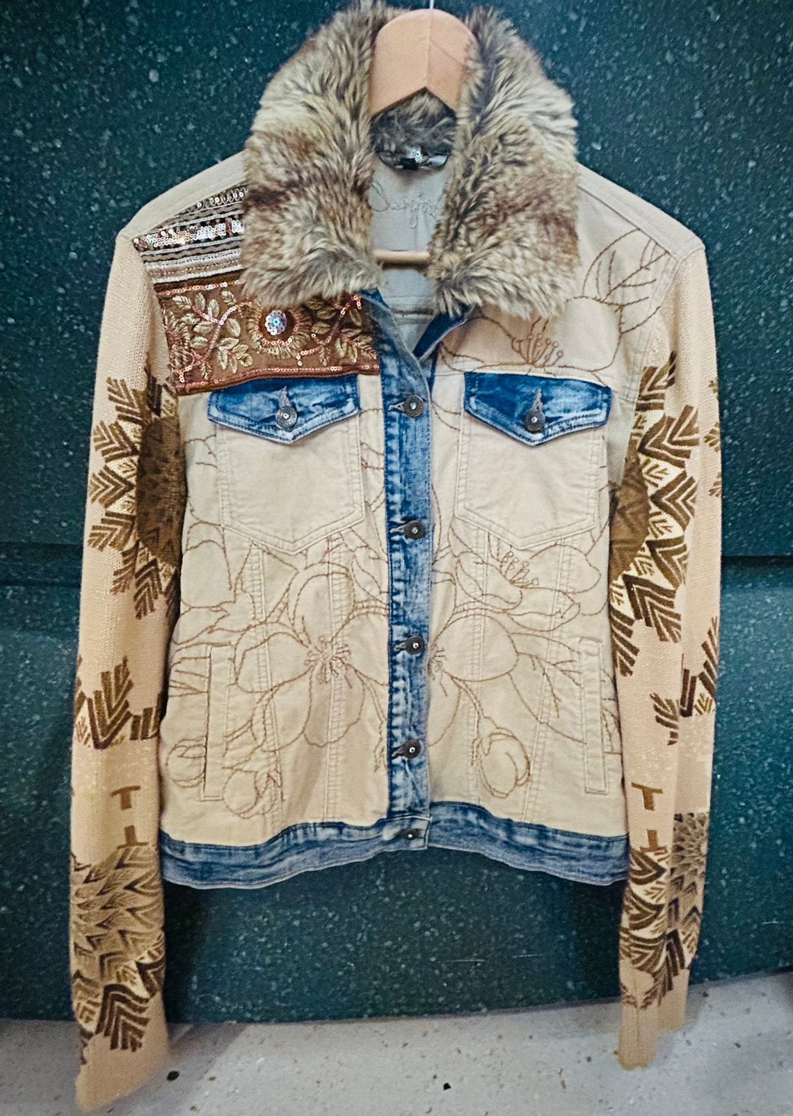 Unieke spijkerjas met borduursels en bontkraag, Kleding | Dames, Jassen | Zomer, Zo goed als nieuw, Maat 38/40 (M), Beige, Ophalen of Verzenden