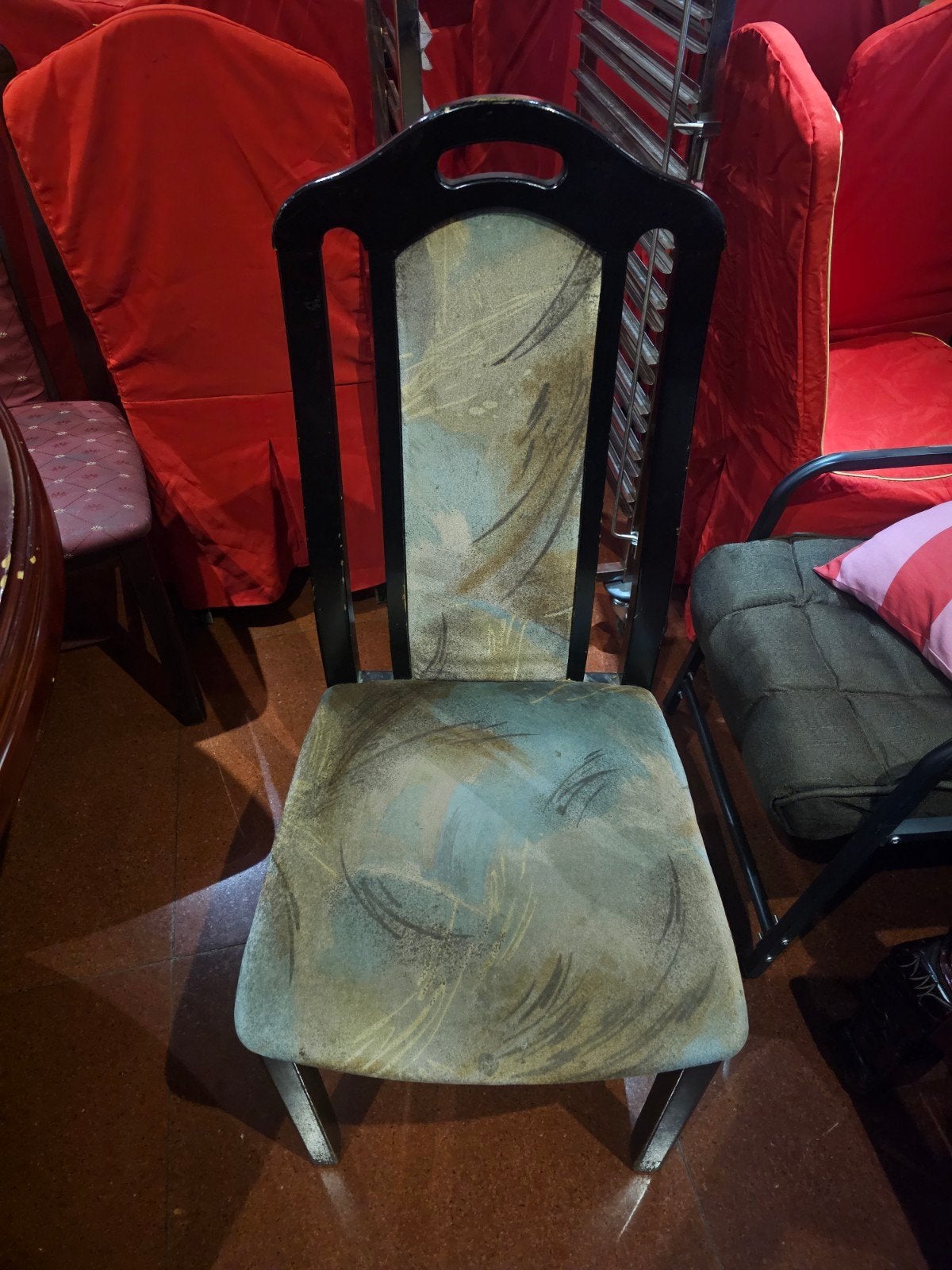 Partij gebruikte restaurant stoelen, Ophalen