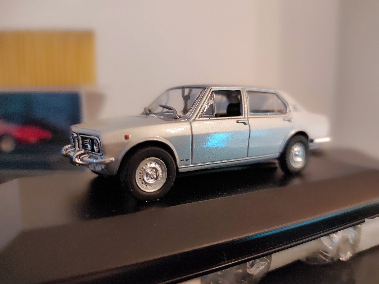 Alfa Romeo Alfetta zilver 1972 1:43 op display, Hobby en Vrije tijd, Modelauto's | 1:24, Ophalen of Verzenden, Overige merken