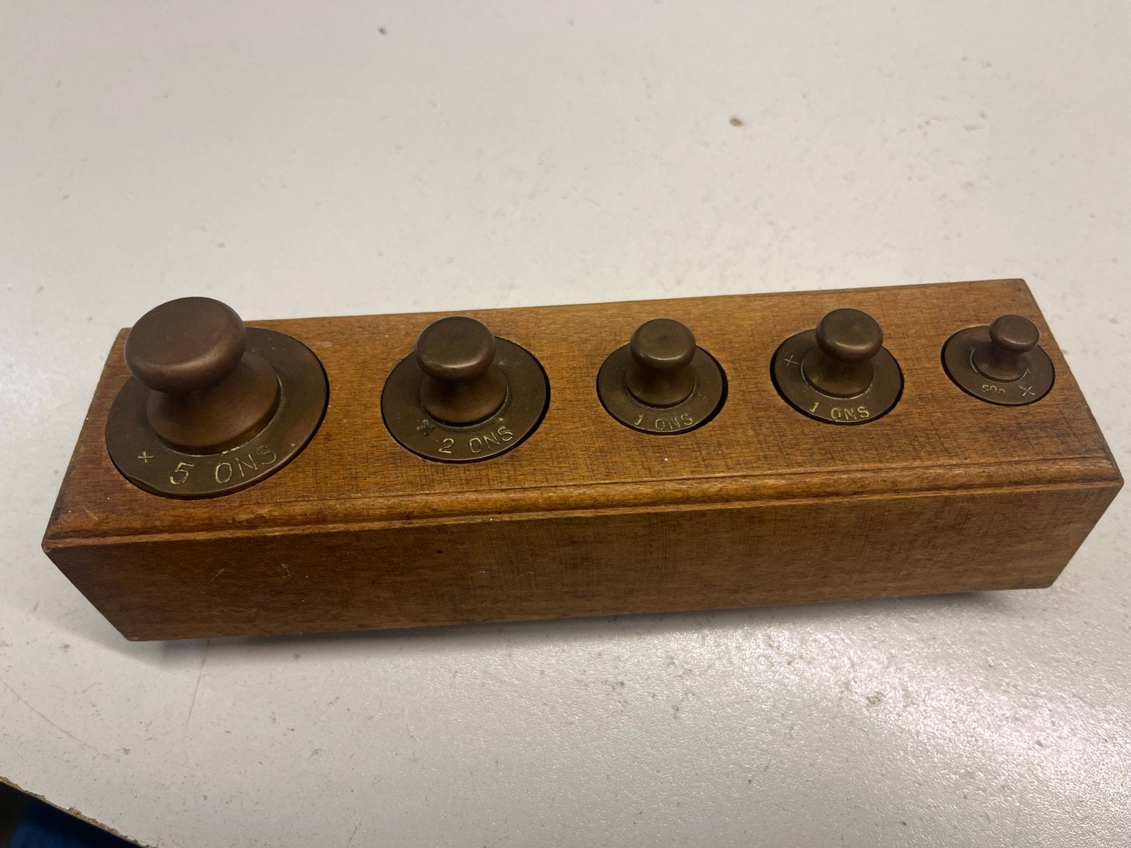 Set van 5 antieke knopgewichten in houten houder, Antiek en Kunst, Ophalen of Verzenden