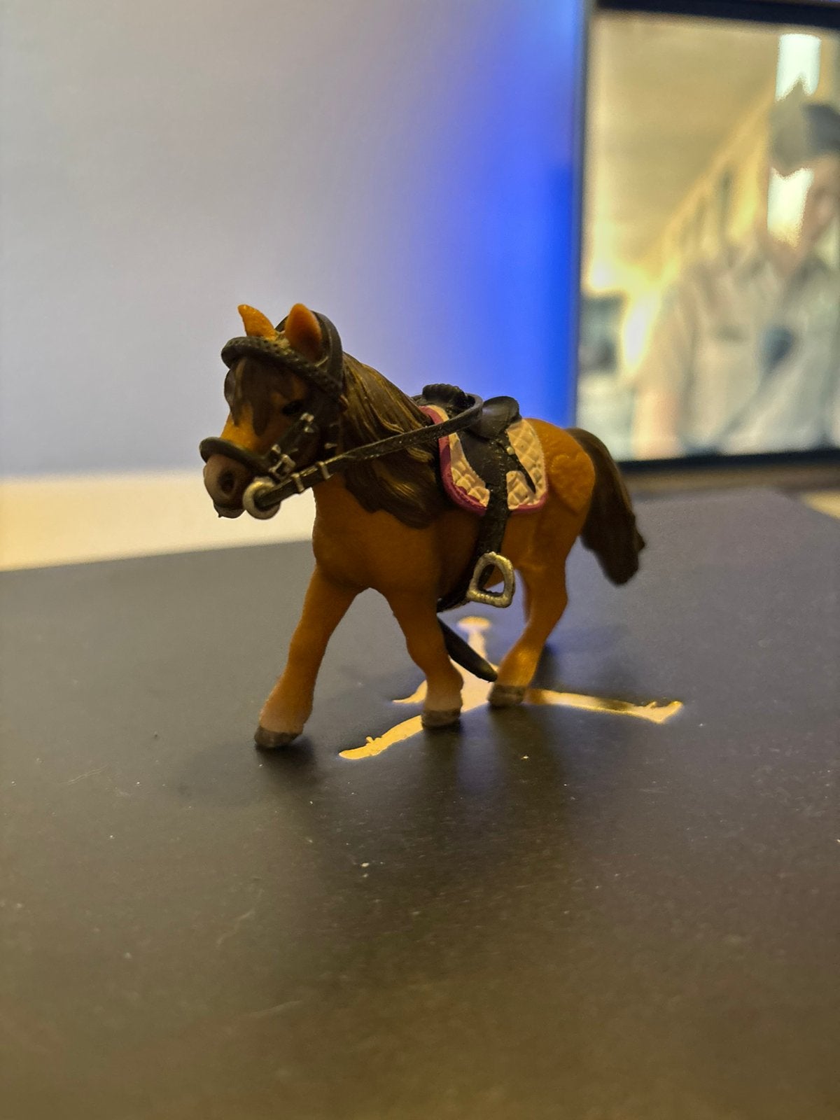 Schleich Shetlander merrie met zadel en accessoires, Ophalen of Verzenden, Zo goed als nieuw, Paard, Beeldje of Figuurtje