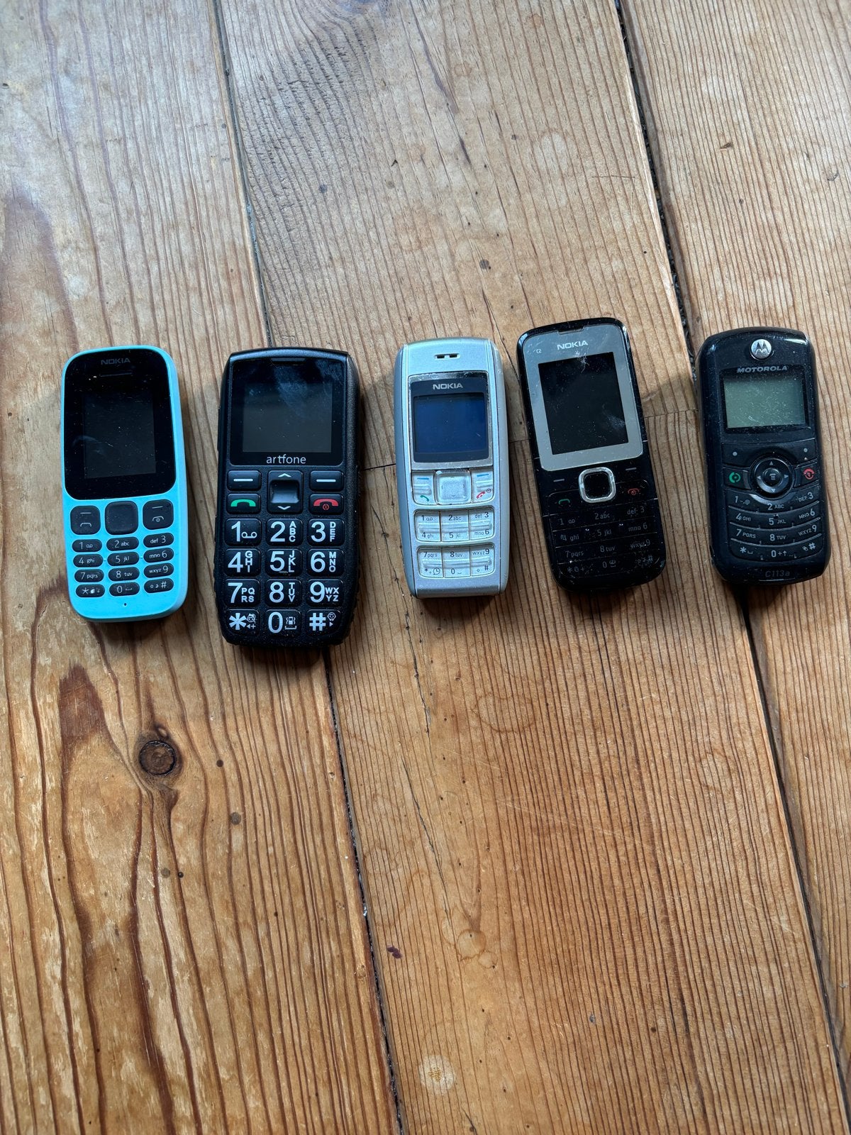 Partij van 5 klassieke mobiele telefoons (Nokia, Motorola), Telecommunicatie, Gebruikt, Ophalen of Verzenden, Minder dan 3 megapixel