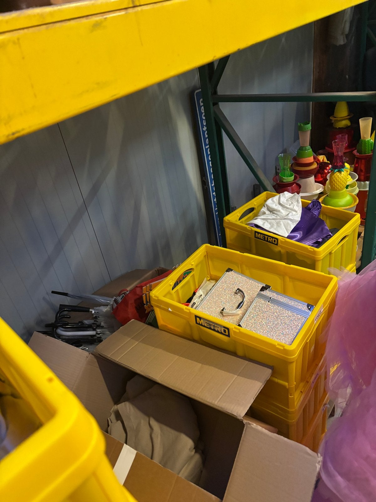 Garagebox vol decor, kostuums en theaterspullen, Ophalen, Gebruikt