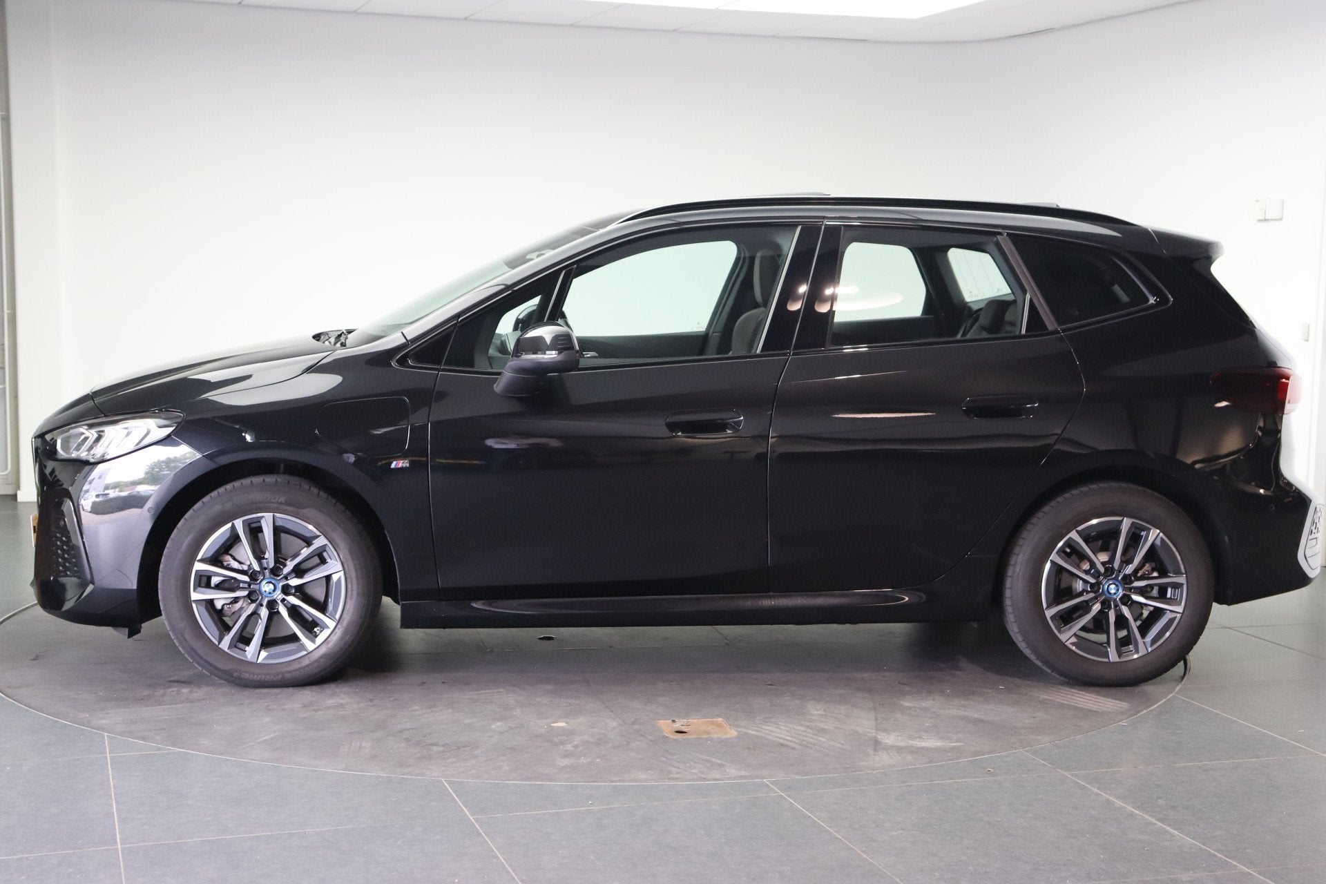 BMW 2 Serie Active Tourer 230e xDrive M Sport Automaat / Pan, Auto's, Gebruikt, Euro 6, 1820 kg, Zwart