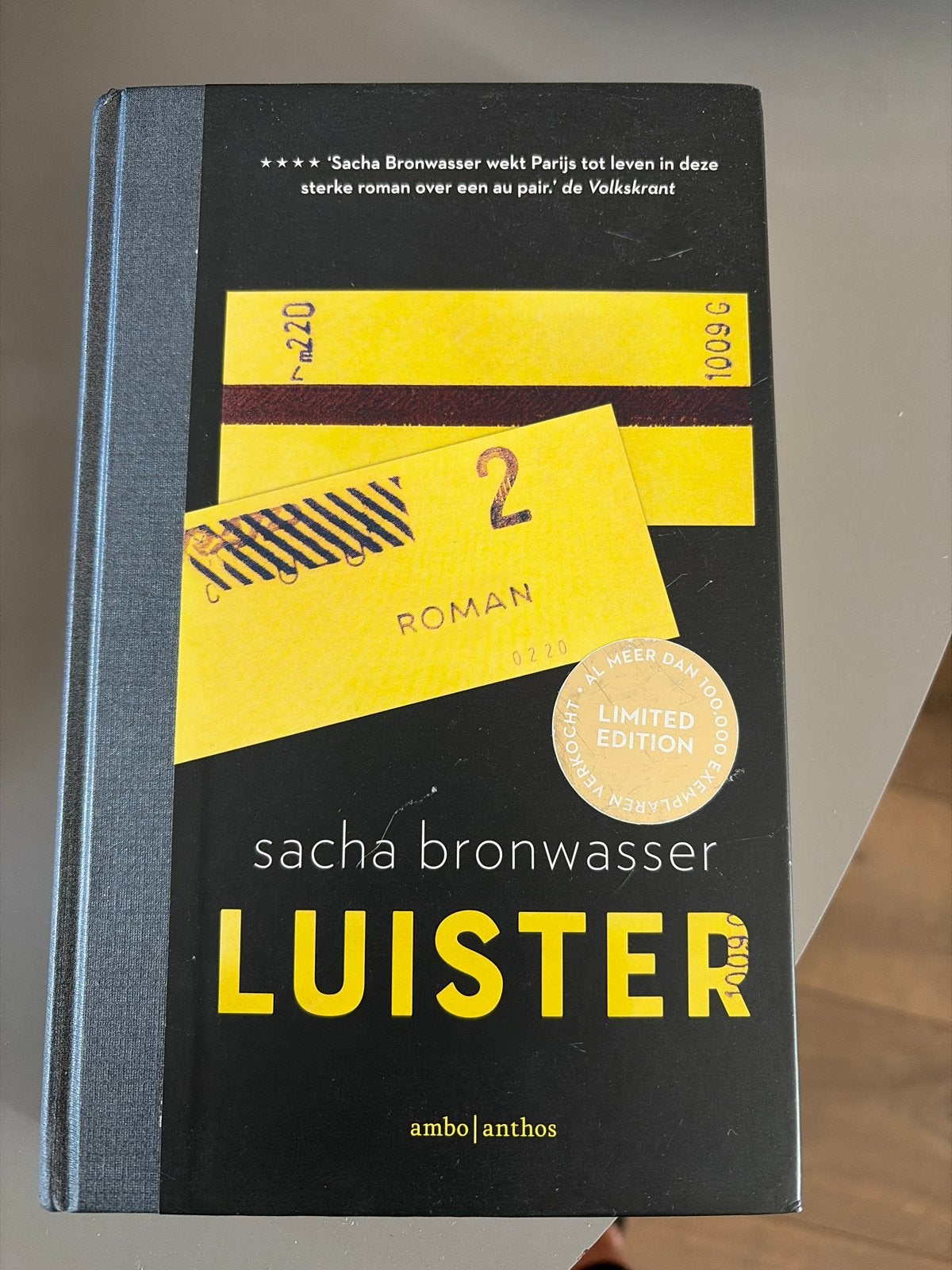 Luister - Sacha Bronwasser (Roman), Ophalen of Verzenden, Zo goed als nieuw, Nederland