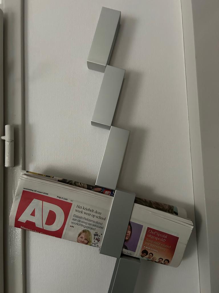 Te koop: Mooie krantenhanger van aluminium., Ophalen of Verzenden