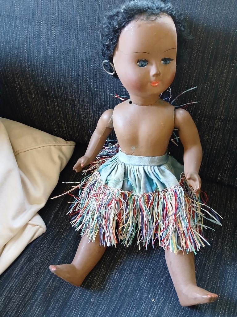 Leuk oud popje,het is een surinaamse danseres, Verzamelen, Poppen, Ophalen of Verzenden, Gebruikt, Pop