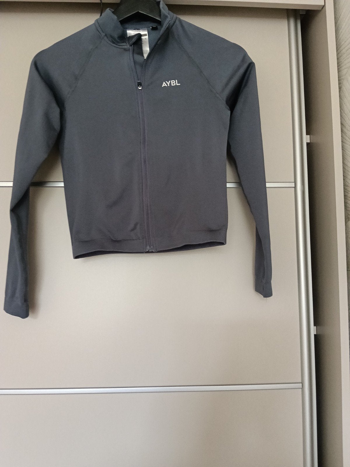 AYBL sportjasje - Grijs - Maat S en zwart, Kleding | Dames, Ophalen, AYBL, Maat 36 (S), Grijs