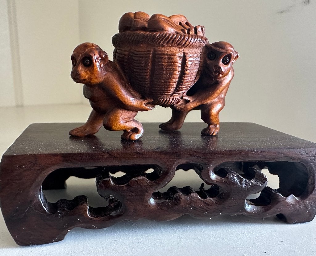 Houten Netsuke van twee aapjes die een mand dragen Japan, Antiek en Kunst, Kunst | Niet-Westerse kunst, Hout, Bruin, Ophalen of Verzenden