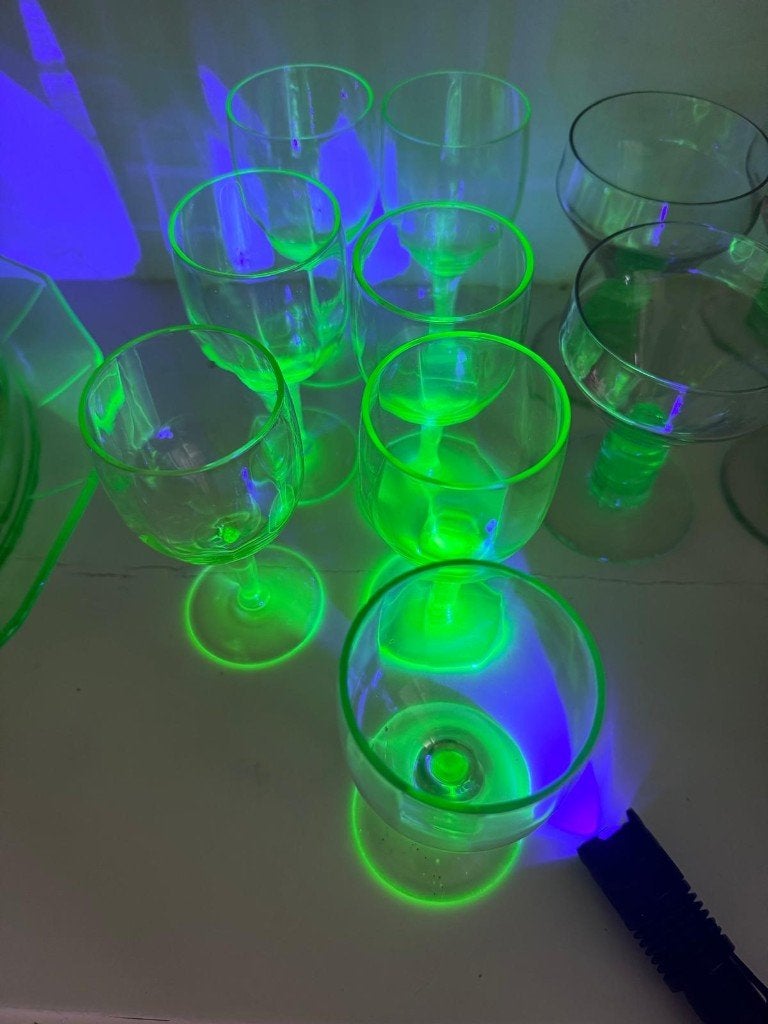 7 uraniumglazen op voet – complete set – UV fluorescerend, Ophalen