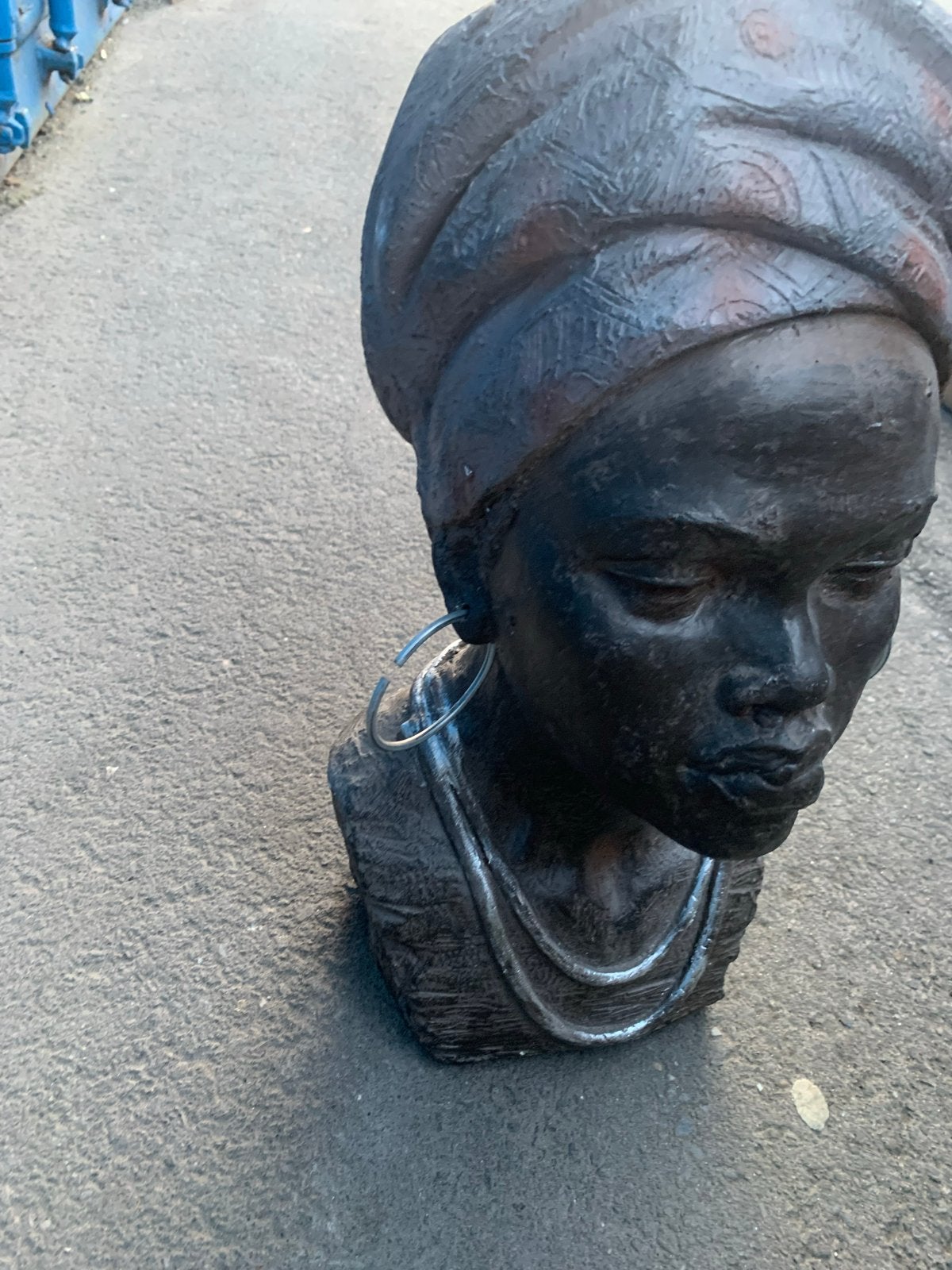 Decoratieve buste van Afrikaanse vrouw met hoofddoek, Buste, Ophalen of Verzenden, Handgemaakt, Steen of Keramiek