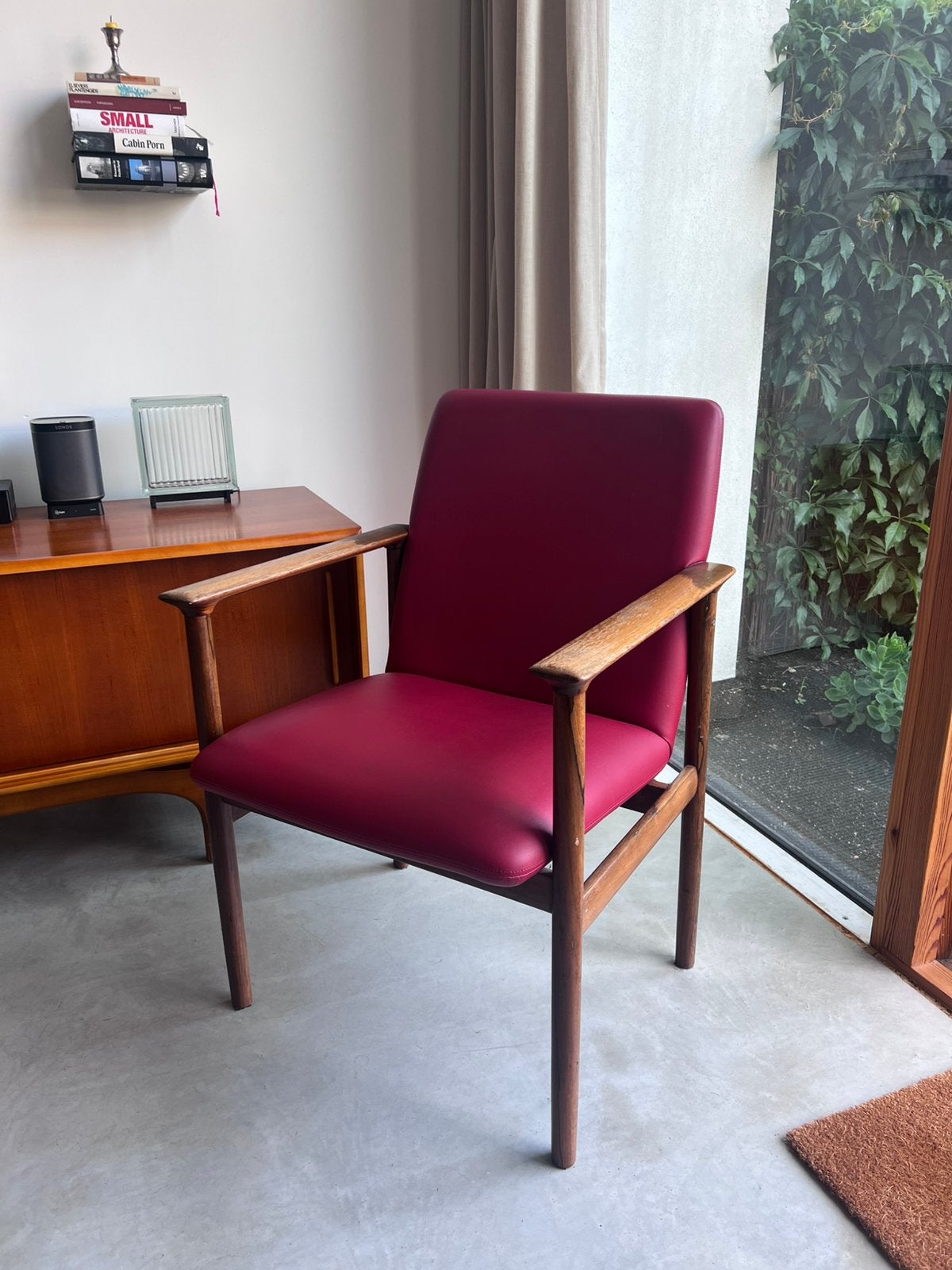 Vintage Deense fauteuil/lounge stoel – bordeauxrood en hout, Ophalen, Gebruikt, Minder dan 75 cm, 50 tot 75 cm