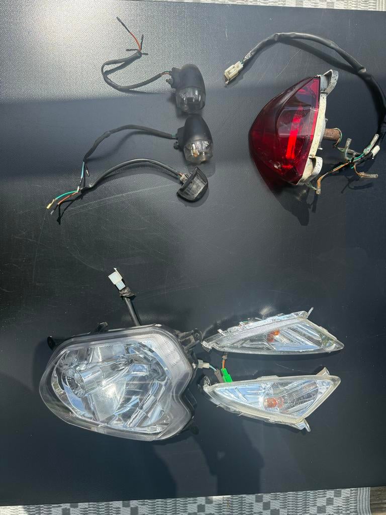 Lampenset SYM Orbit II incl kentekenverlichting, Fietsen en Brommers, Brommeronderdelen | Scooters, Gebruikt, SYM, Koplamp, Ophalen of Verzenden