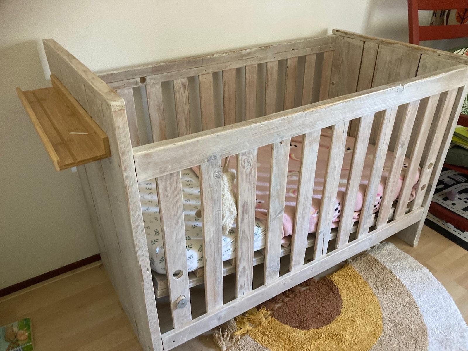 Oerdegelijk babybedje en commode - rook- en huisdiervrij, Ophalen, Gebruikt, Lattenbodem, Minder dan 140 cm