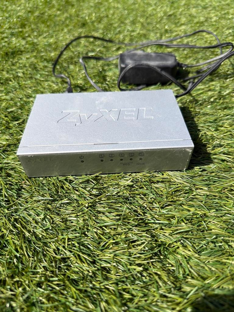 Zyxel 5-poorts switch met adapter, Computers en Software, Netwerk switches, Ophalen of Verzenden, Zo goed als nieuw