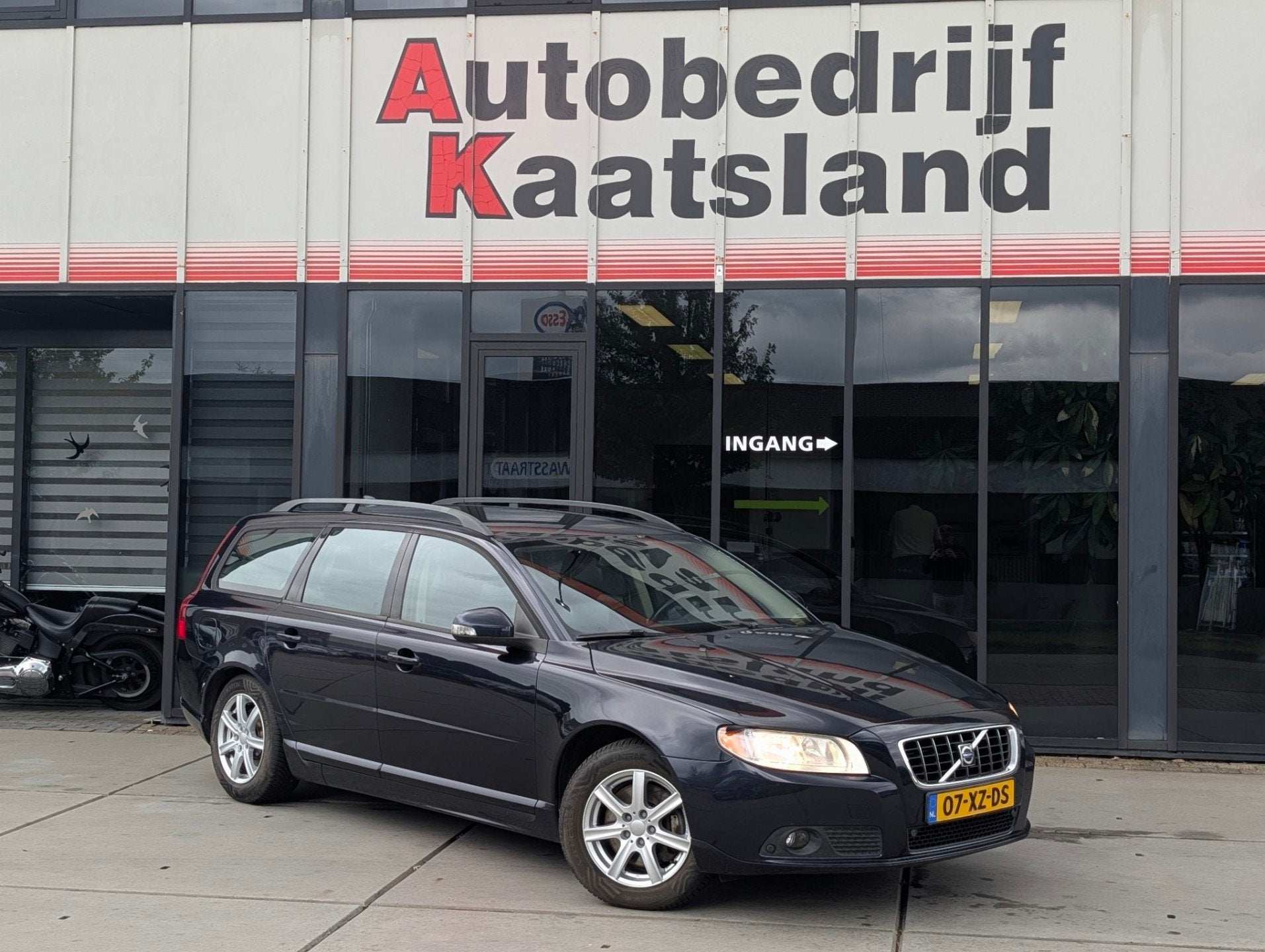 Volvo V70 2.4 D5 Momentum - Clima - Cruise - Navi-, Auto's, Voorwielaandrijving, 15 km/l, Zwart, Blauw