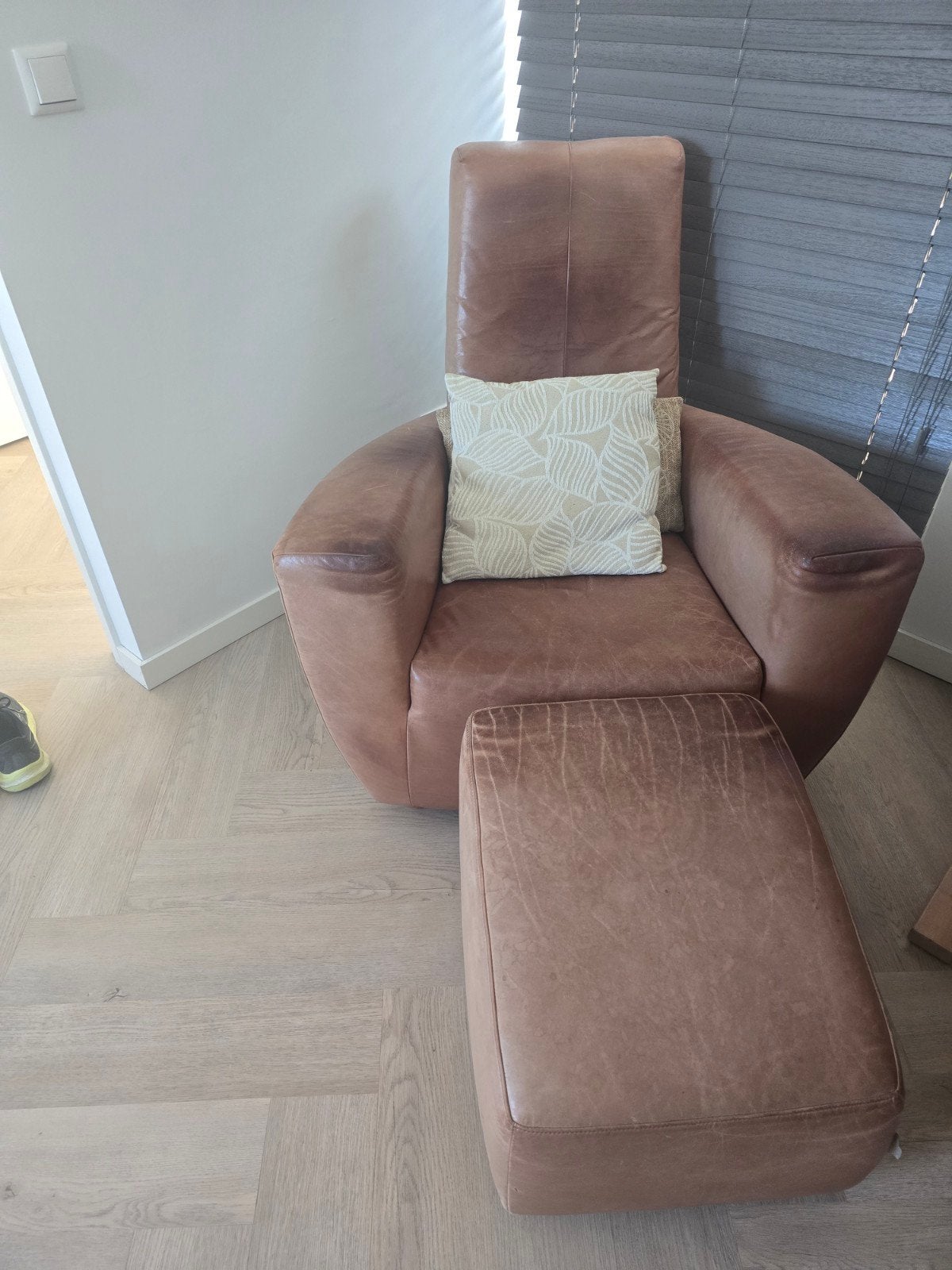 2 stuks Longa stoelen met poef YAK leder, Ophalen, Gebruikt, 50 tot 75 cm, Leer