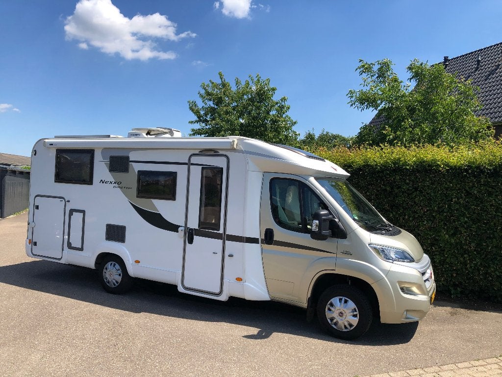 Nieuwstaat Burstner Nexxo T690 LENGTE BEDDEN XL garage VoL!!, Particulier, Half-integraal, Tot en met 4, Handgeschakeld
