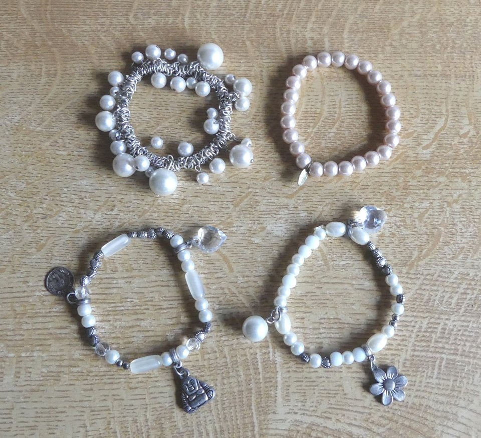 Vier armbanden dames armbandjes imitatieparels bedels, Overige materialen, Gebruikt, Wit, Ophalen of Verzenden