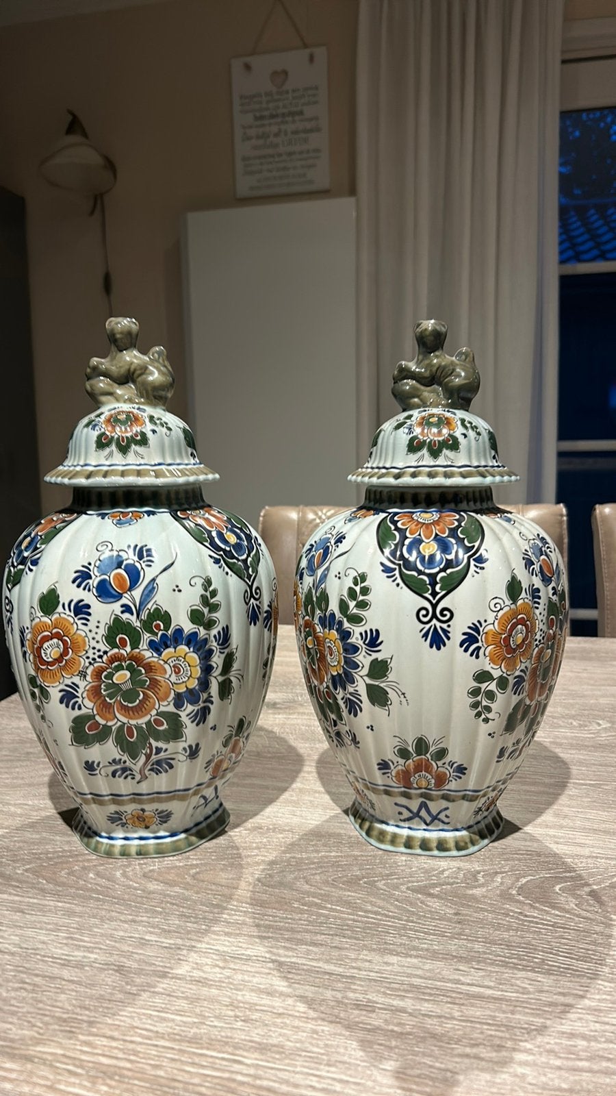 Twee 450 Delft polychroom handwerk vazen, Antiek en Kunst, Ophalen
