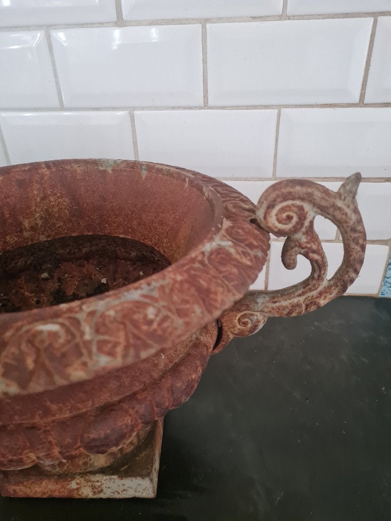 Oude gietijzeren tuinvaas met oren p/st 59,95, Heikant 21 Kaatsheuvel, Gebruikt, Belle Vieille Brocante, Ophalen of Verzenden