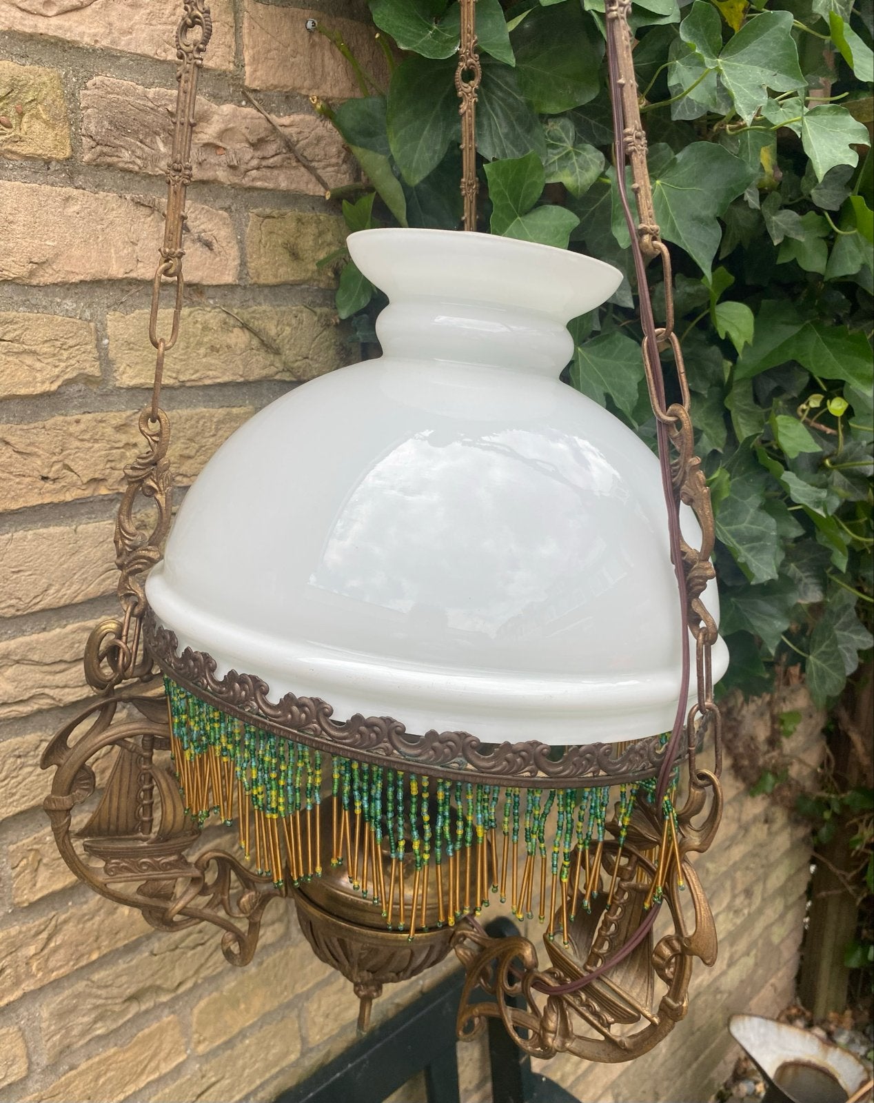 Antieke olielamp met scheepsdecoratie en kralenrand, Ophalen of Verzenden