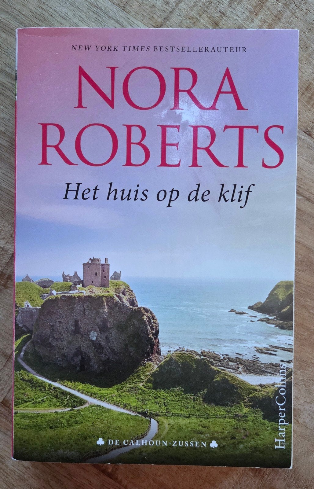 Nora Roberts - Het huis op de klif, Boeken, Ophalen of Verzenden, Zo goed als nieuw, Nora Roberts