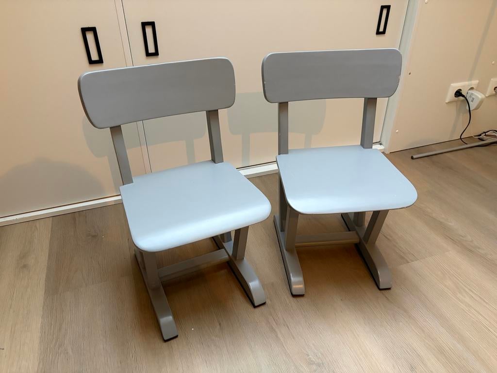Set van 2 houten grijze kinderstoeltjes, Kinderen en Baby's, Kinderkamer | Tafels en Stoelen, Ophalen, Zo goed als nieuw, Stoel(en)