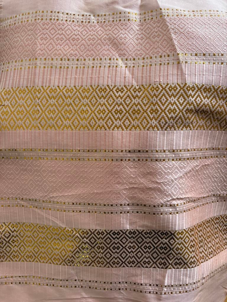 Lap stof nieuwe ongebruikt pure zijde zalm roze gouden rand, Hobby en Vrije tijd, Stoffen en Lappen, Ophalen of Verzenden, 30 tot 120 cm
