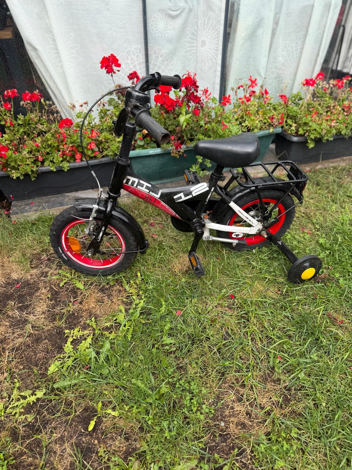 Kinderfiets 12 inch met zijwieltjes - Zwart/Rood, Fietsen en Brommers, Ophalen, Zijwieltjes, Gebruikt, Velgrem
