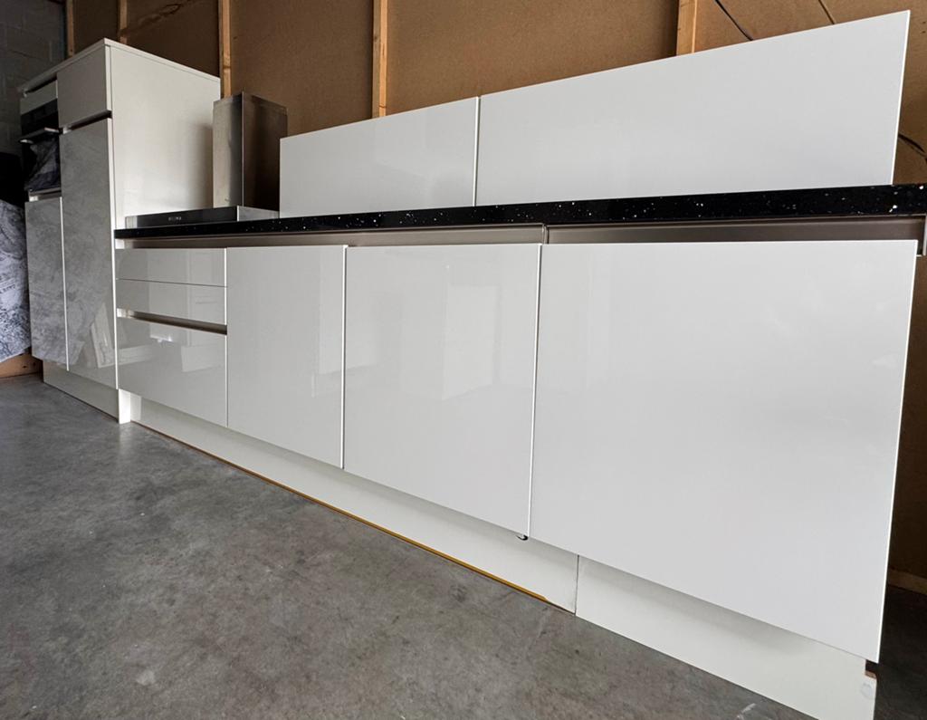 Luxe witte Hoogglans keuken incl..Apparatuur + Gedemonteerd, Huis en Inrichting, Keuken | Complete keukens, Ophalen of Verzenden