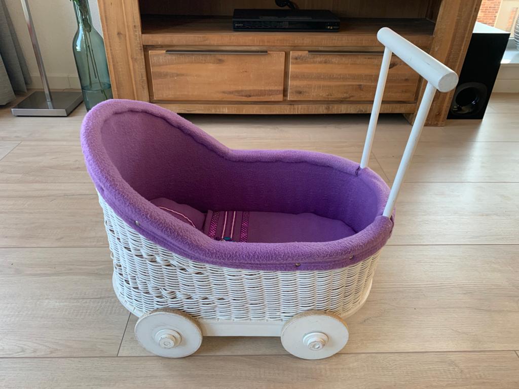 Leuke rotan poppenwagen met paarse bekleding, Ophalen, Gebruikt, Babypop
