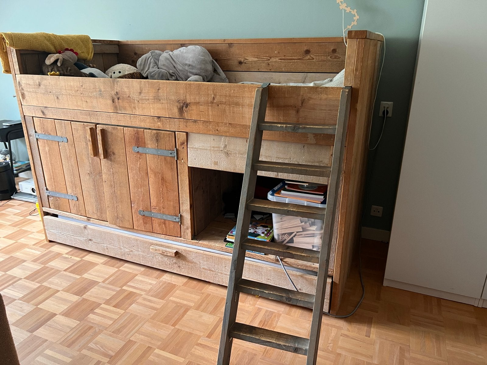 Stevige houten hoogslaper met uitschuifbed, Huis en Inrichting, Ophalen, Gebruikt, Eenpersoons, 160 tot 180 cm