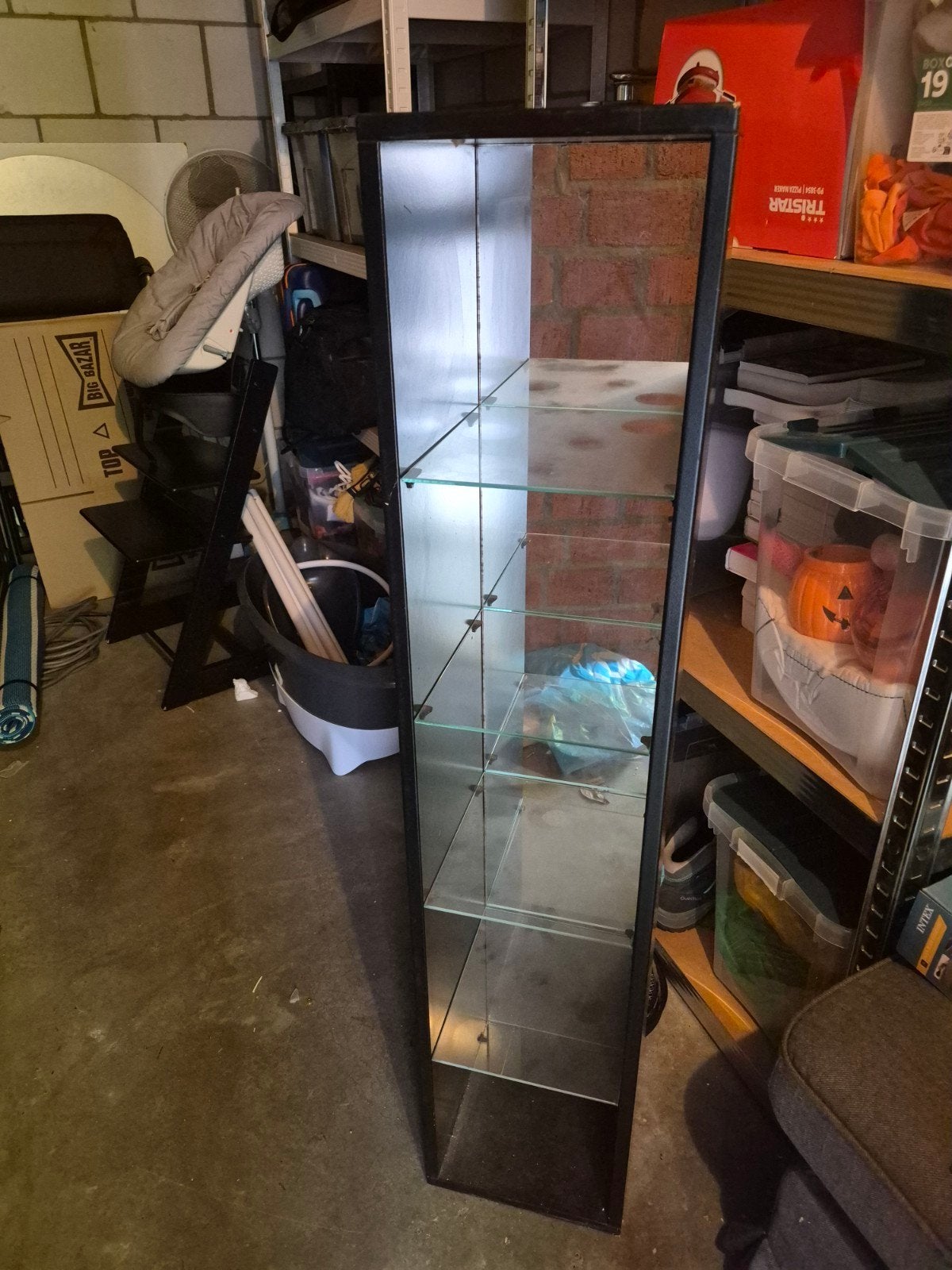 Zwart vitrinekastje met glazen plankjes, Ophalen, Met plank(en), Minder dan 50 cm, Gebruikt