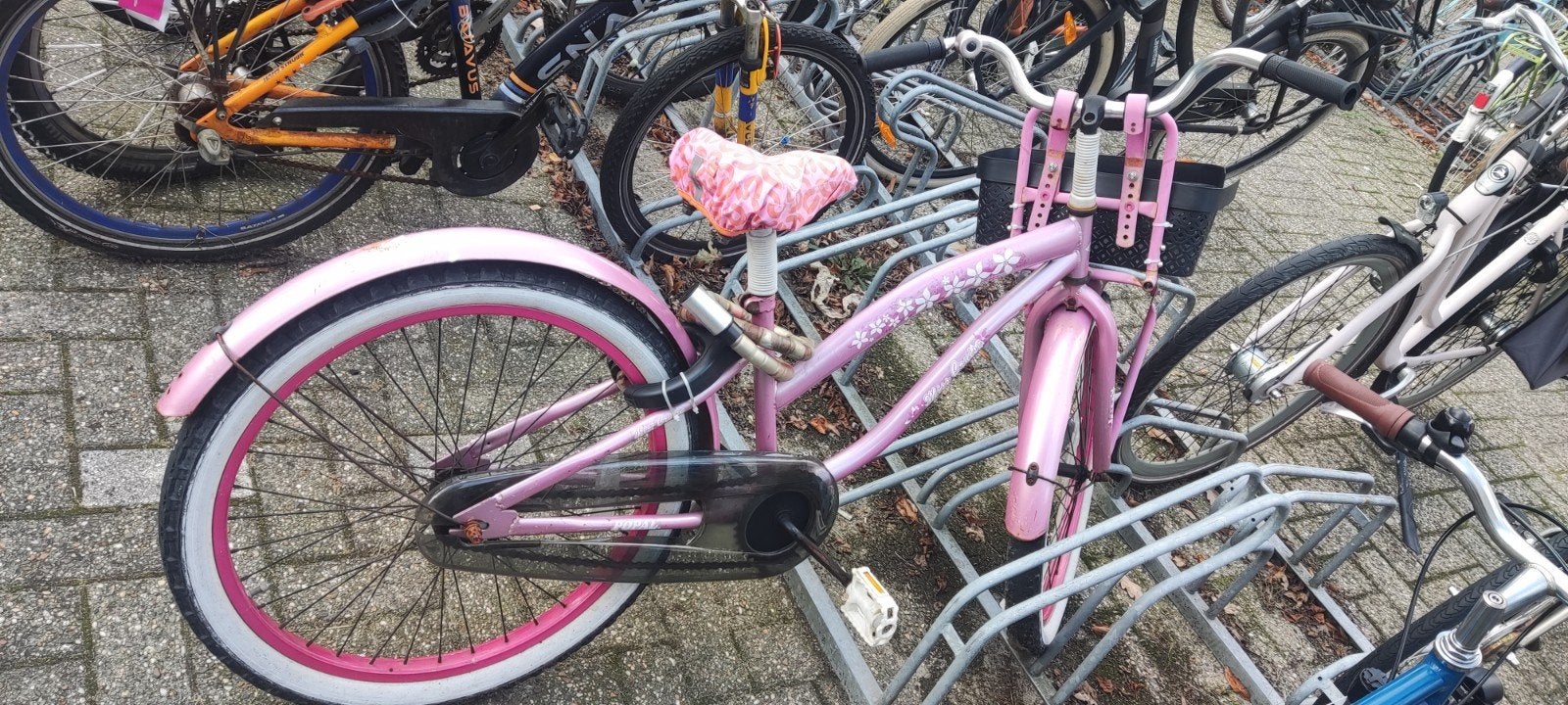Roze kinderfiets met mandje en bloemendesign, Fietsen en Brommers, Ophalen, Terugtraprem, Gebruikt, Onbekend
