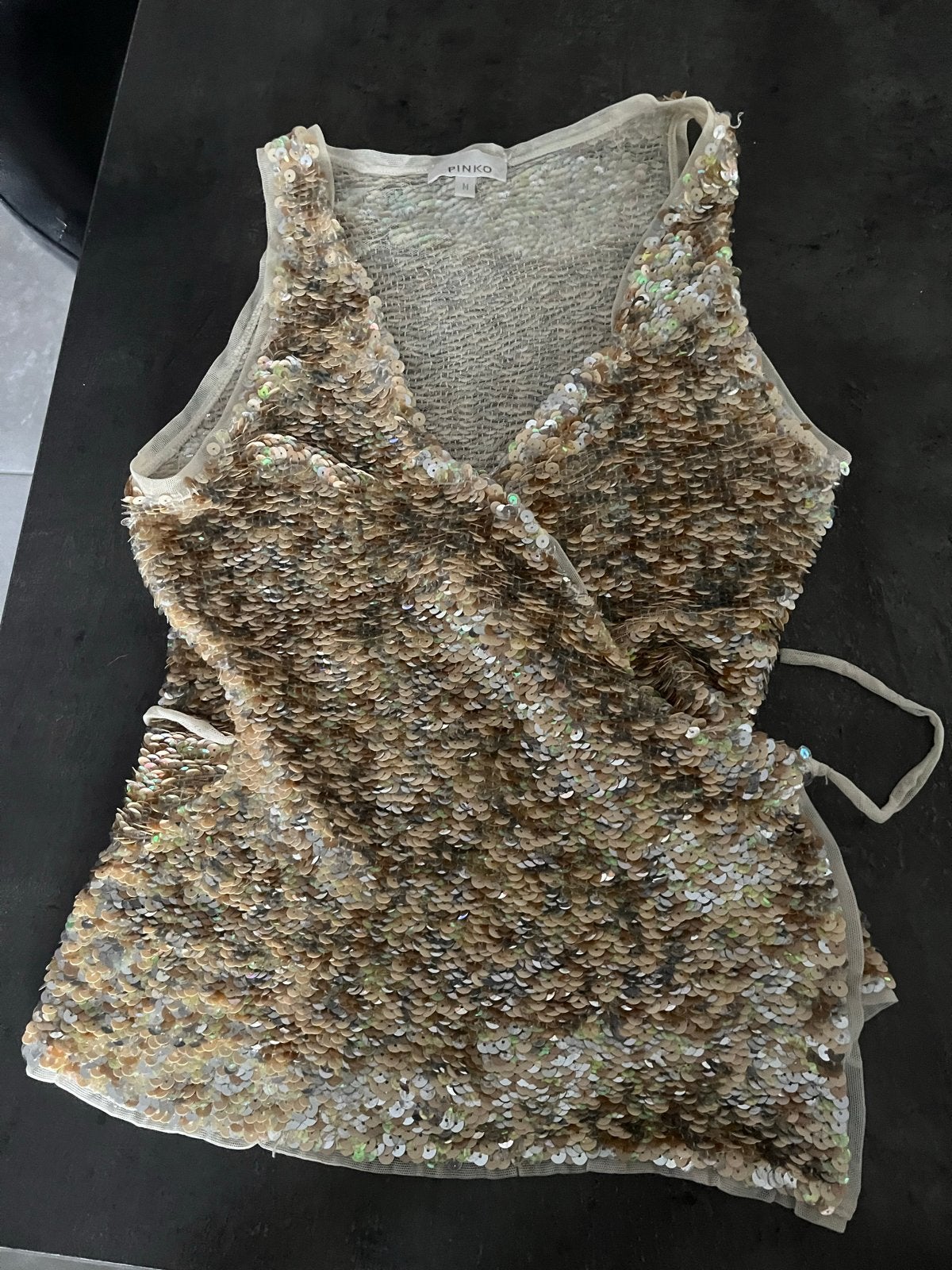 Pinko glitter top verstelbaar - valt als XS/XXS, Kleding | Dames, Tops, Ophalen of Verzenden, Zo goed als nieuw, Zonder mouw, Maat 34 (XS) of kleiner