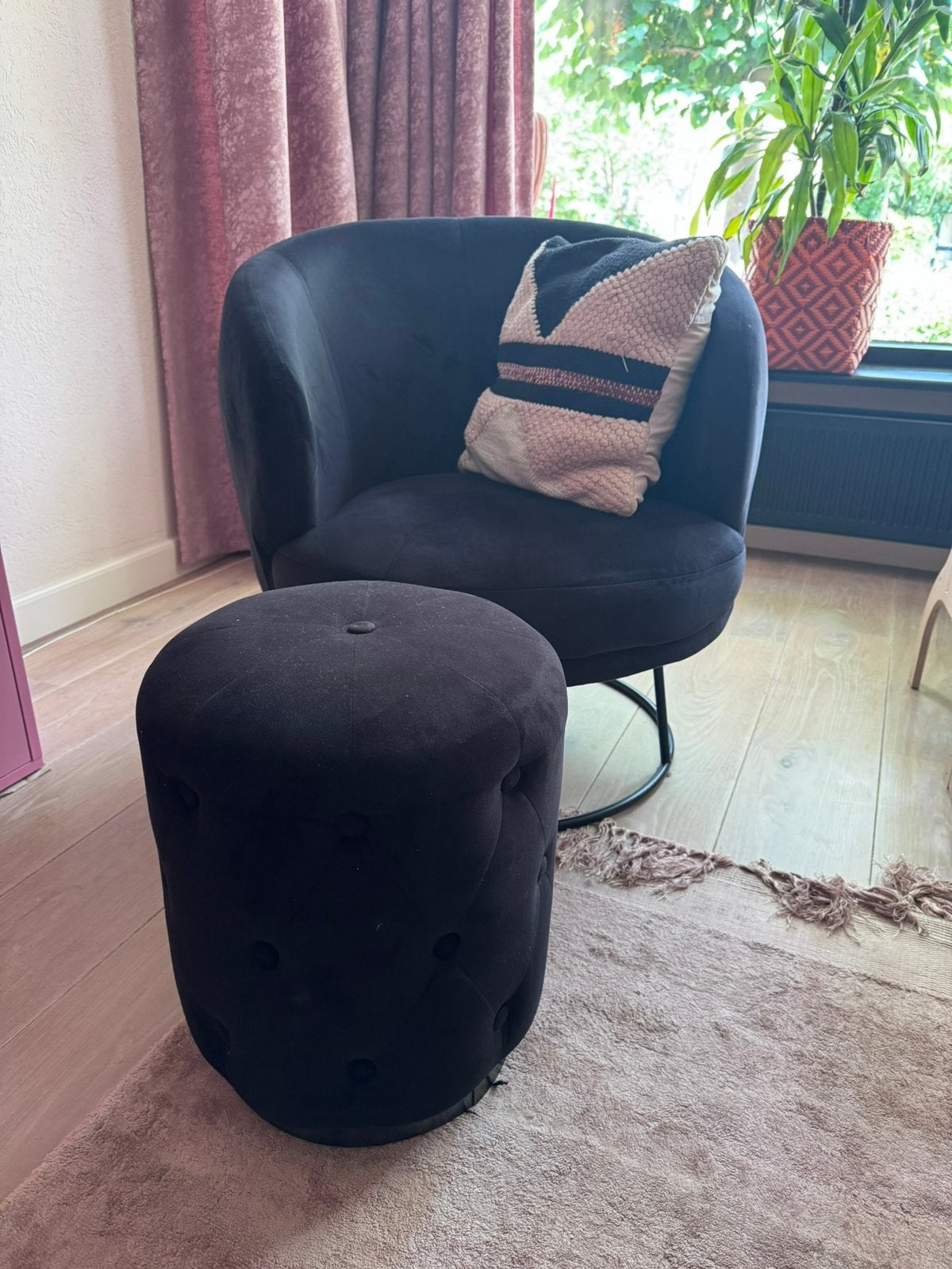 PTMD Comfortabele zwarte fauteuil met poef, Ophalen, Gebruikt, Stof, 75 tot 100 cm
