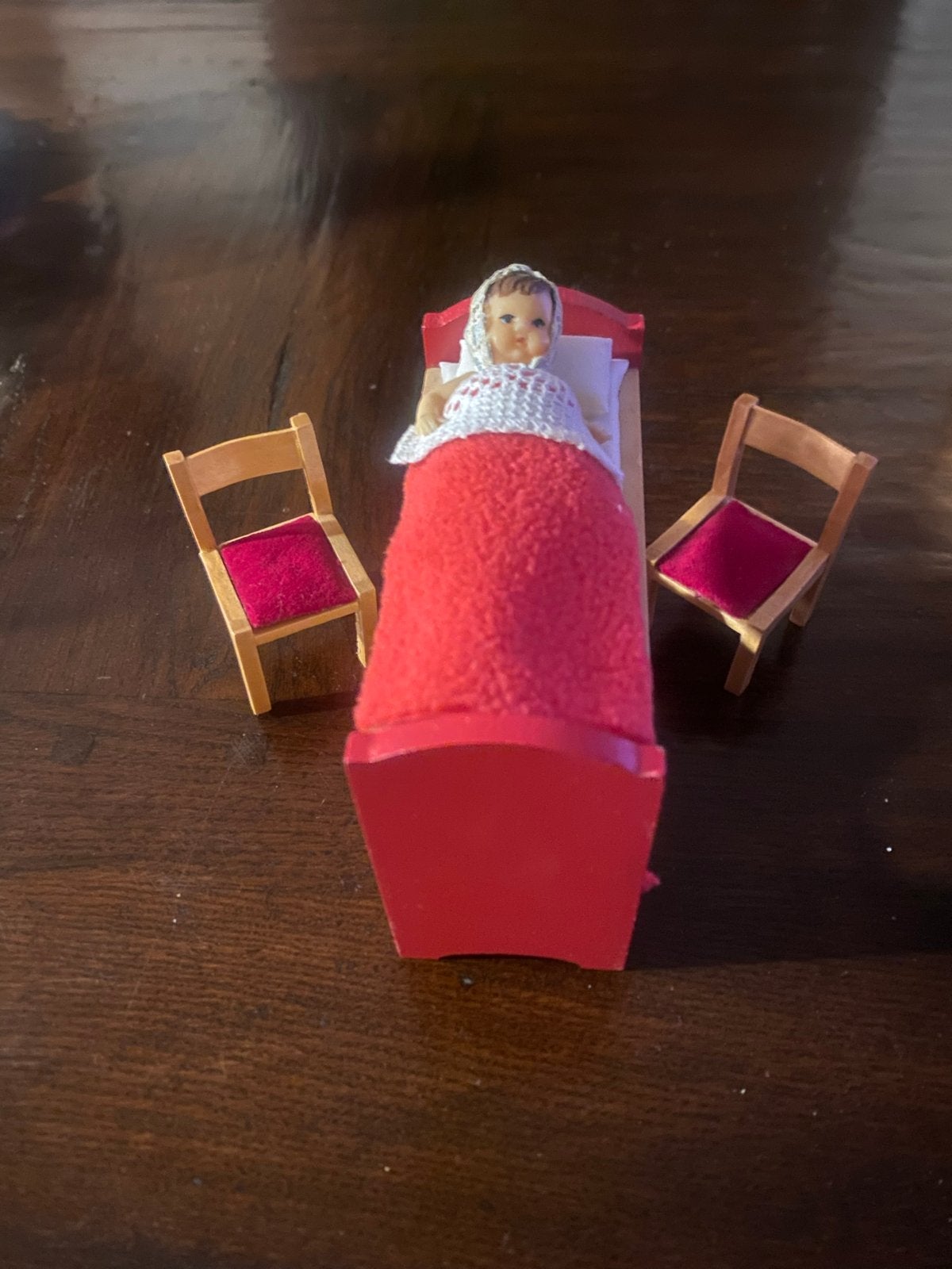 Stapelbedjes 1:12 met poppenhuispop en stoeltjes, Ophalen of Verzenden, Gebruikt, Toebehoren