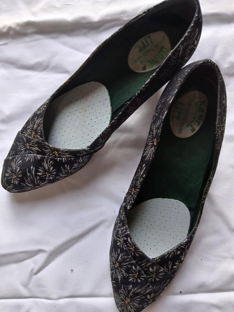 Mooie zwarte pumps, maat 41, met borduursel., Ophalen, Zwart, Dansschoenen, Zo goed als nieuw