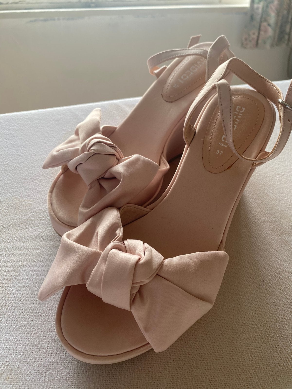 Roze platform schoenen met strik - H&M Divided, Ophalen of Verzenden, Gedragen, Roze, Sandalen of Muiltjes