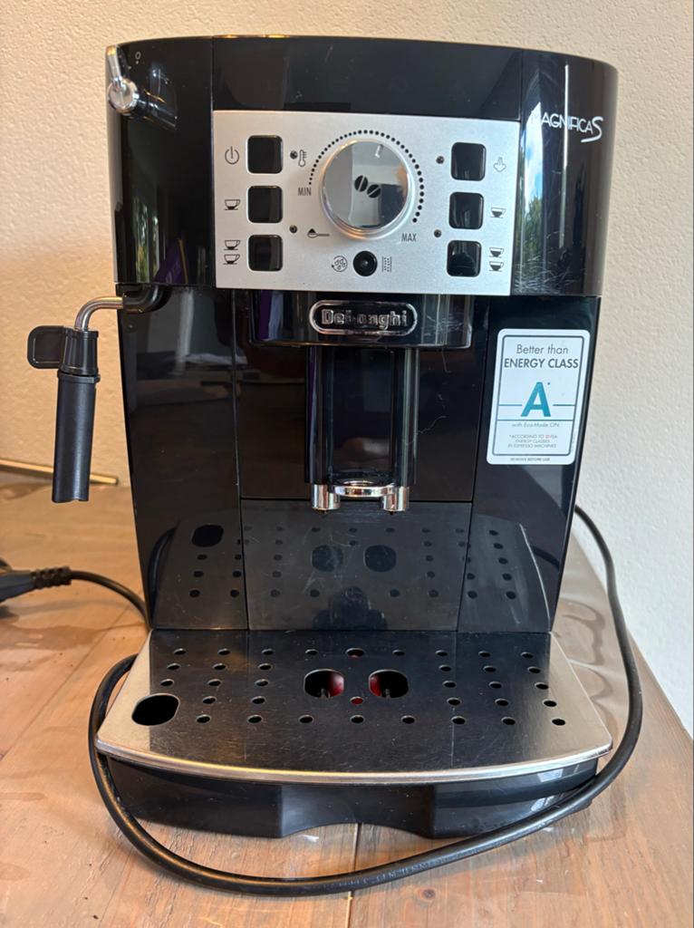 De'Longhi Magnifica S volautomatische espressomachine, Witgoed en Apparatuur, Koffiezetapparaten, Ophalen, Afneembaar waterreservoir
