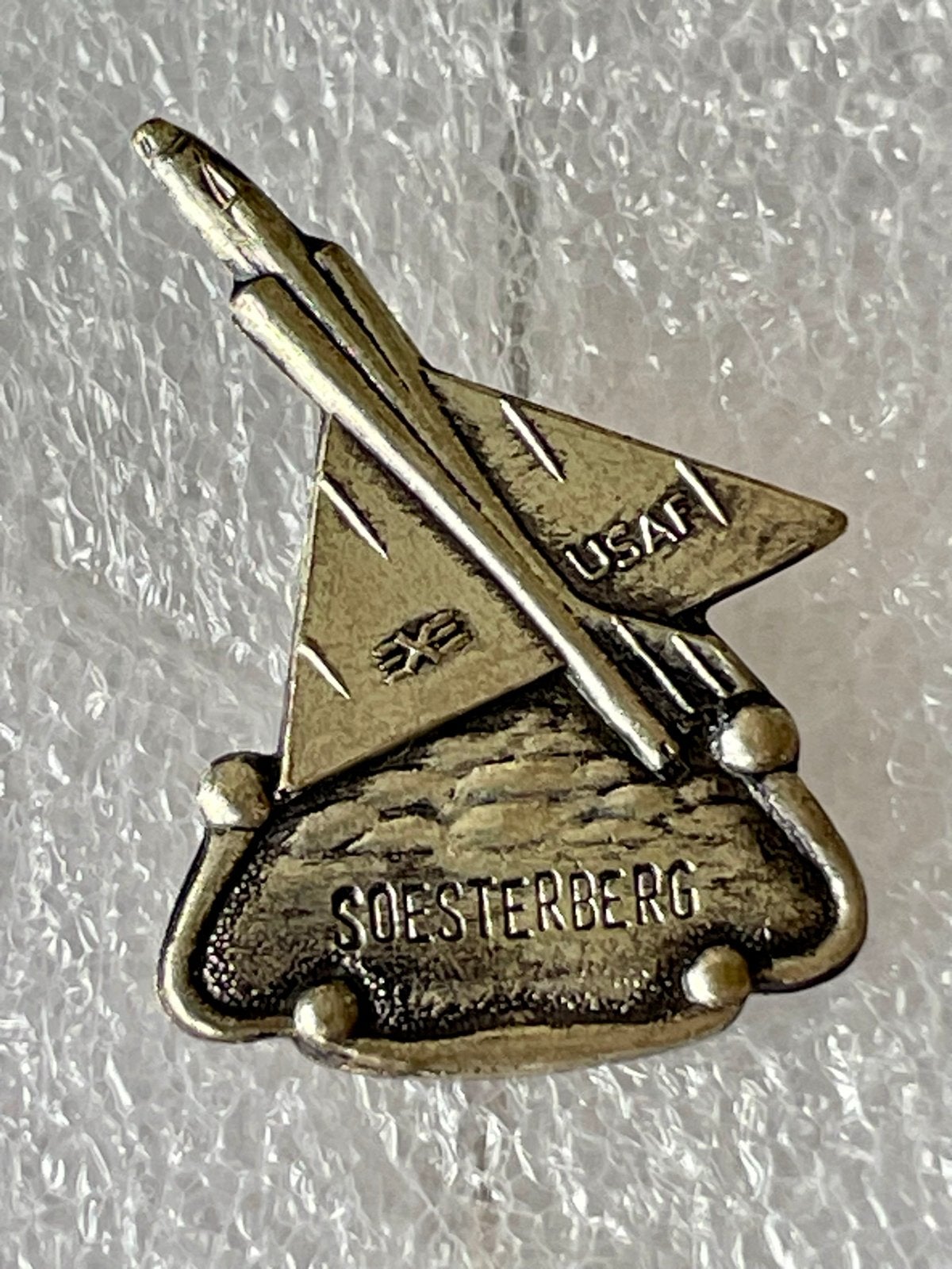 USAF F-102A Delta Dagger Pin Vliegbasis Soesterberg, Verzamelen, Verzenden, Luchtmacht, Amerika, Embleem of Badge