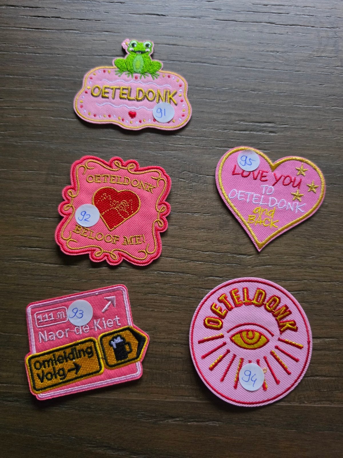 5 strijkbare Oeteldonk emblemen - Vaste prijs, Ophalen of Verzenden, Nieuw, Meerdere stickers