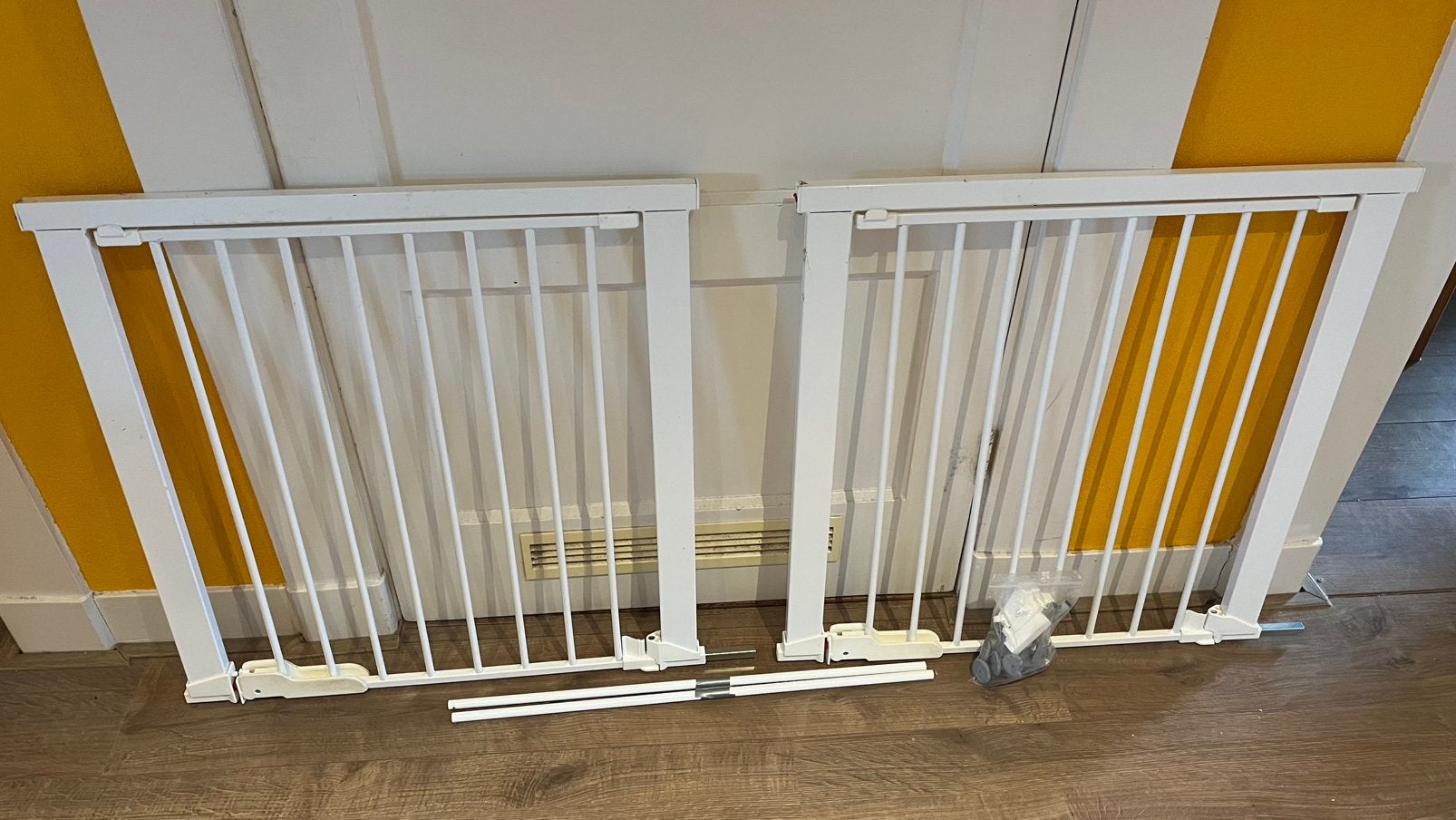 Twee traphekjes, klembevestiging, met spijlen, Ophalen, Zo goed als nieuw, Hout